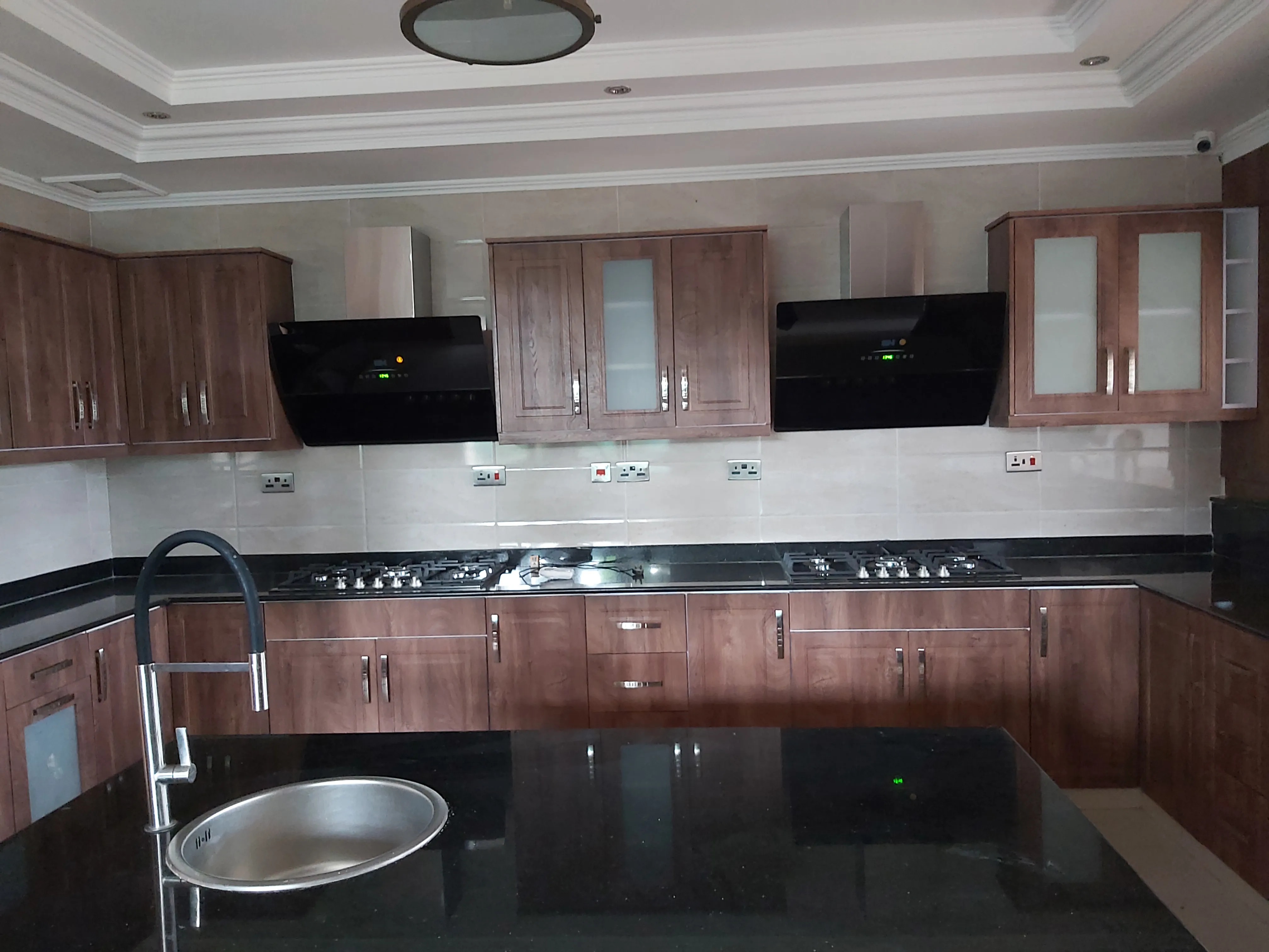 Completed Wings Contractors residential mansion, Bustani